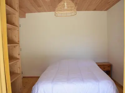 Un ou plusieurs lits dans un hébergement de l'établissement Rez-de-jardin ensoleillé, 3 pièces, proche centre et pistes, animaux acceptés - FR-1-464-206