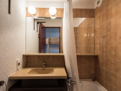 Salle de bains dans l'établissement Studio lumineux proche pistes, balcon, 4 pers, Tignes - FR-1-502-457