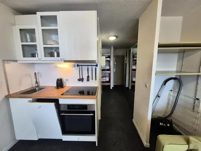 Cuisine ou kitchenette dans l'établissement Résidence Plein Soleil - Studio lumineux avec balcon · Skis aux pieds MAE-7474