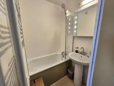Salle de bains dans l'établissement Résidence Plein Soleil - Studio lumineux avec balcon · Skis aux pieds MAE-7474