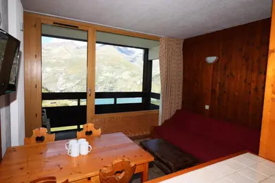 Télévision ou salle de divertissement dans l'établissement Résidence Home Club - Studio avec vue sur le lac du Chevril MAE-7504