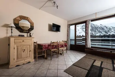 Télévision ou salle de divertissement dans l'établissement Résidence Bec Rouge - Appartement lumineux·Accès direct pistes·Balcon MAE-7594