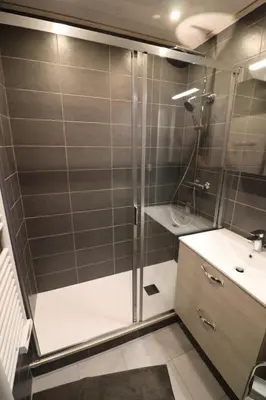 Salle de bains dans l'établissement Résidence Bec Rouge - Appartement lumineux·Accès direct pistes·Balcon MAE-7594
