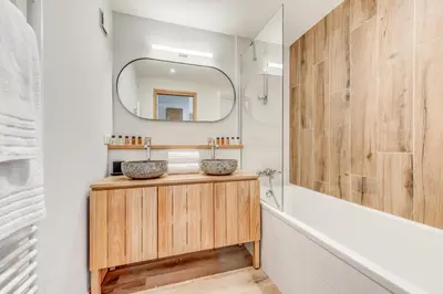 Salle de bains dans l'établissement Résidence Les Rives - Appartement rénové - 82m2 - 8 personnes MAE-7304
