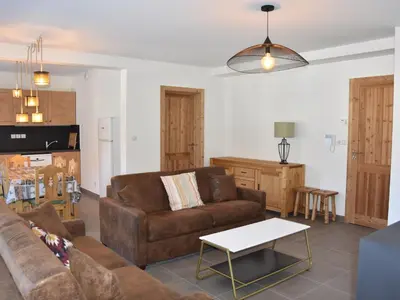 Coin salon dans l'établissement Bel appartement 4 pièces avec grande terrasse à Pralognan-la-Vanoise - FR-1-464-205