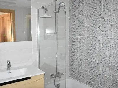 Salle de bains dans l'établissement Bel appartement 4 pièces avec grande terrasse à Pralognan-la-Vanoise - FR-1-464-205