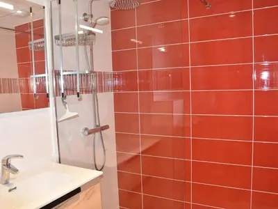 Salle de bains dans l'établissement Bel appartement 4 pièces avec grande terrasse à Pralognan-la-Vanoise - FR-1-464-205
