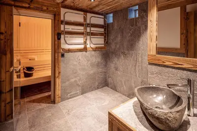 Salle de bains dans l'établissement Madame Vacances Chalet Les Sources de l'Isère