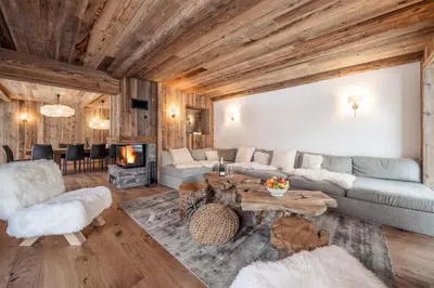 Coin salon dans l'établissement Madame Vacances Chalet Les Sources de l'Isère