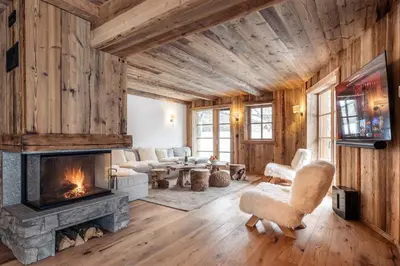 Télévision ou salle de divertissement dans l'établissement Madame Vacances Chalet Les Sources de l'Isère