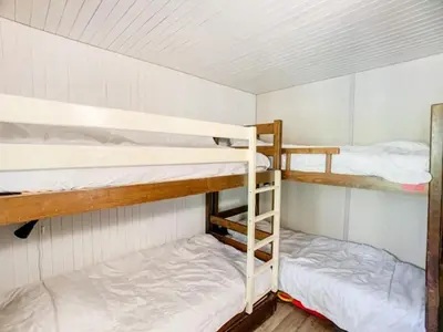 Un ou plusieurs lits dans un hébergement de l'établissement Appartement lumineux proche des pistes avec balcon et wifi à Tignes - FR-1-502-402