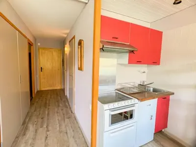 Cuisine ou kitchenette dans l'établissement Appartement lumineux proche des pistes avec balcon et wifi à Tignes - FR-1-502-402