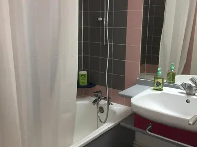 Salle de bains dans l'établissement Agréable appartement au calme avec balcon et Wifi gratuit - FR-1-346-520