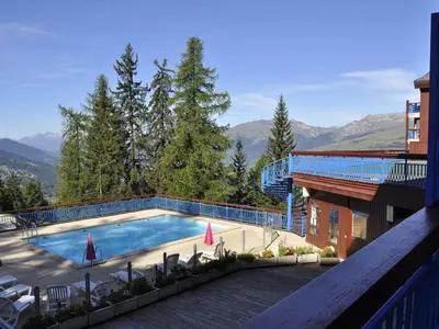 Piscine de l'établissement Agréable appartement au calme avec balcon et Wifi gratuit - FR-1-346-520 ou située à proximité