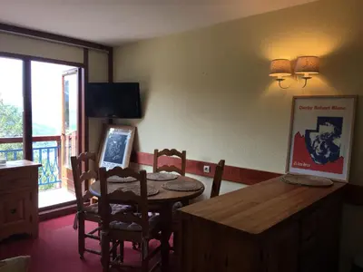 Télévision ou salle de divertissement dans l'établissement Agréable appartement au calme avec balcon et Wifi gratuit - FR-1-346-520