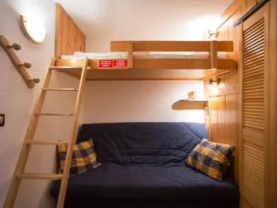 Un ou plusieurs lits superposés dans un hébergement de l'établissement Studio rénové 5 pers, ski aux pieds, balcon, animaux admis - FR-1-346-436