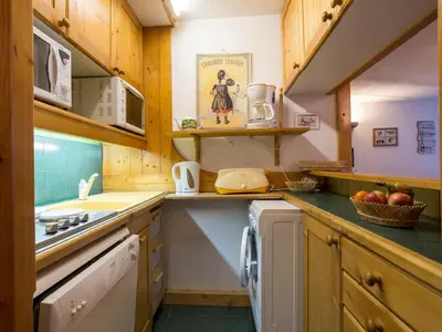 Cuisine ou kitchenette dans l'établissement Studio rénové 5 pers, ski aux pieds, balcon, animaux admis - FR-1-346-436