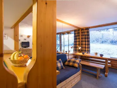 Télévision ou salle de divertissement dans l'établissement Studio rénové 5 pers, ski aux pieds, balcon, animaux admis - FR-1-346-436