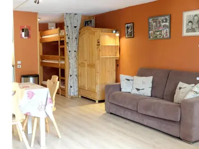 Coin salon dans l'établissement Studio ski aux pieds, balcon, animaux admis - FR-1-502-458