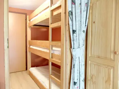 Un ou plusieurs lits superposés dans un hébergement de l'établissement Studio ski aux pieds, balcon, animaux admis - FR-1-502-458