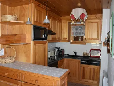 Cuisine ou kitchenette dans l'établissement Appartement spacieux 8 pers - Proche télécabine - FR-1-464-207