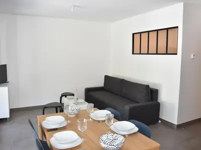 Coin salon dans l'établissement Bel appartement avec grande terrasse et WiFi à Pralognan - FR-1-464-208