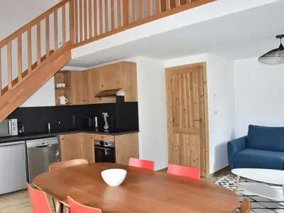 Cuisine ou kitchenette dans l'établissement Appartement Neuf avec Balcon à 400m des Remontées Mécaniques - Capacité 5 Personnes - FR-1-464-209