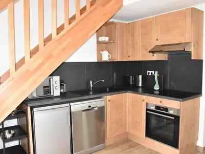 Cuisine ou kitchenette dans l'établissement Appartement Neuf avec Balcon à 400m des Remontées Mécaniques - Capacité 5 Personnes - FR-1-464-209