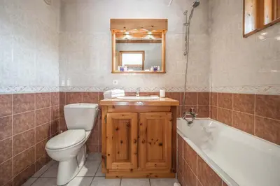 Salle de bains dans l'établissement Madame Vacances Chalet La Grande Sassière