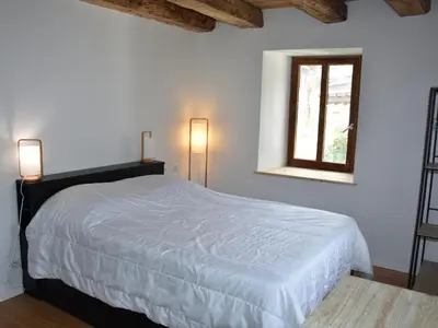 Un ou plusieurs lits dans un hébergement de l'établissement Charmante Maison de Village Rénovée - Près de Pralognan-La-Vanoise, 10 Pers, 3 Niveaux, Balcon Sud - FR-1-464-203