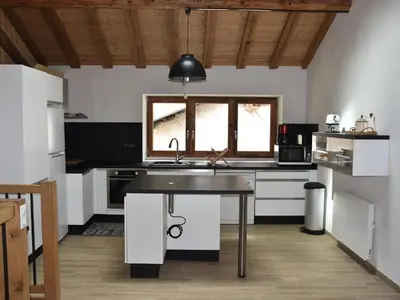 Cuisine ou kitchenette dans l'établissement Charmante Maison de Village Rénovée - Près de Pralognan-La-Vanoise, 10 Pers, 3 Niveaux, Balcon Sud - FR-1-464-203