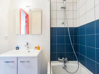 Salle de bains dans l'établissement Studio rénové ski aux pieds avec balcon - FR-1-346-396