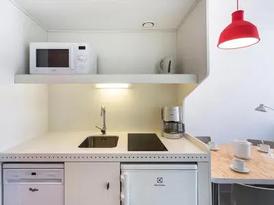 Cuisine ou kitchenette dans l'établissement Studio rénové ski aux pieds avec balcon - FR-1-346-396