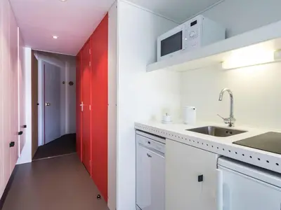 Cuisine ou kitchenette dans l'établissement Studio rénové ski aux pieds avec balcon - FR-1-346-396