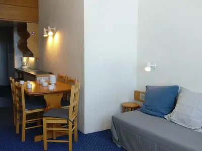 Coin salon dans l'établissement Studio 4 pers · Ski pieds · Balcon - FR-1-346-524