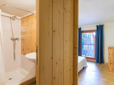Salle de bains dans l'établissement Duplex au calme avec mezzanine et terrasse pour 6/7 personnes - FR-1-346-522