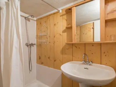 Salle de bains dans l'établissement Duplex au calme avec mezzanine et terrasse pour 6/7 personnes - FR-1-346-522