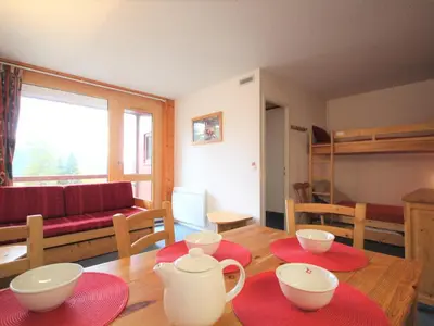 Coin salon dans l'établissement Appartement proche des pistes avec balcon et wifi - FR-1-346-326