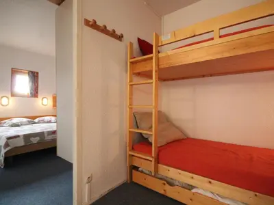 Un ou plusieurs lits dans un hébergement de l'établissement Appartement proche des pistes avec balcon et wifi - FR-1-346-326