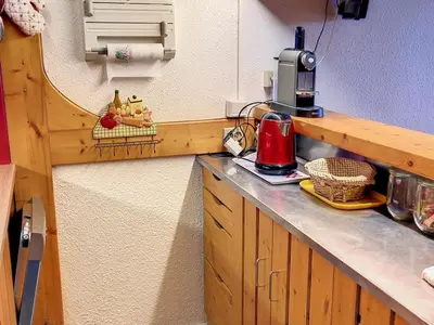 Cuisine ou kitchenette dans l'établissement Appartement proche des pistes avec balcon et wifi - FR-1-346-326
