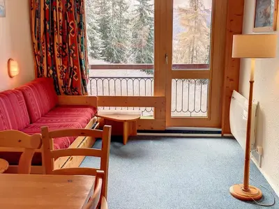 Coin salon dans l'établissement Appartement proche des pistes avec balcon et wifi - FR-1-346-326