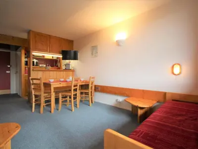 Cuisine ou kitchenette dans l'établissement Appartement proche des pistes avec balcon et wifi - FR-1-346-326