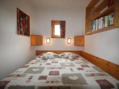 Un ou plusieurs lits dans un hébergement de l'établissement Appartement proche des pistes avec balcon et wifi - FR-1-346-326