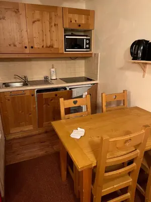 Cuisine ou kitchenette dans l'établissement Les alpages location appartement 108