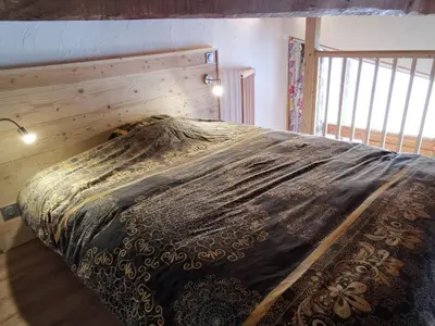 Un ou plusieurs lits dans un hébergement de l'établissement Appartement rénové avec balcon au centre d'Arc 1800, ski aux pieds - FR-1-346-492