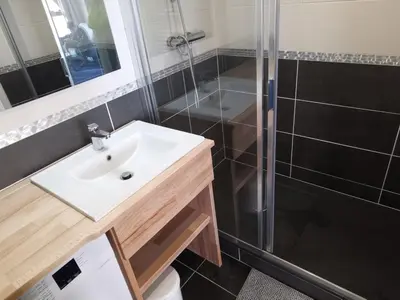Salle de bains dans l'établissement Appartement rénové avec balcon au centre d'Arc 1800, ski aux pieds - FR-1-346-492