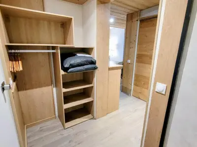 Un ou plusieurs lits dans un hébergement de l'établissement Appartement rénové, ski aux pieds, balcons, 3 pièces pour 8 pers. - FR-1-346-519