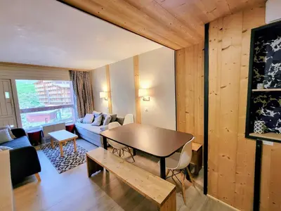 Coin salon dans l'établissement Appartement rénové, ski aux pieds, balcons, 3 pièces pour 8 pers. - FR-1-346-519