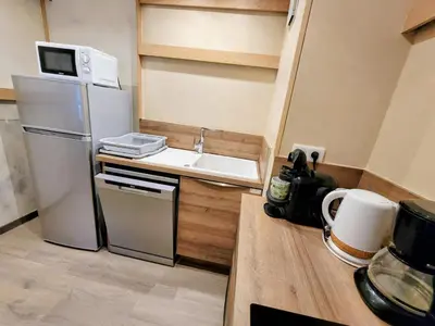 Cuisine ou kitchenette dans l'établissement Appartement rénové, ski aux pieds, balcons, 3 pièces pour 8 pers. - FR-1-346-519