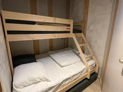 Un ou plusieurs lits dans un hébergement de l'établissement Appartement rénové, ski aux pieds, balcons, 3 pièces pour 8 pers. - FR-1-346-519